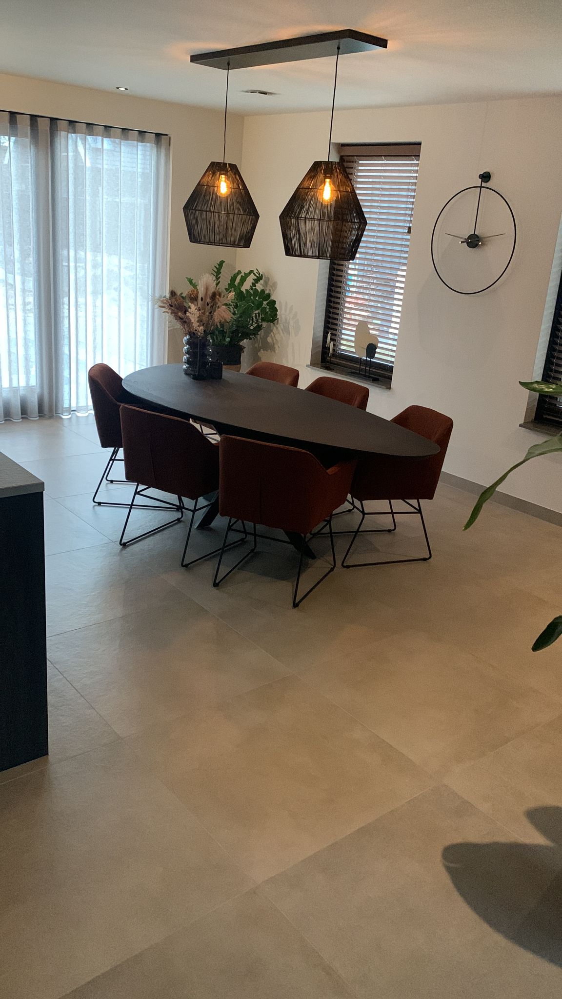 Eethoek met een vloer van grote lichtgrijze tegels